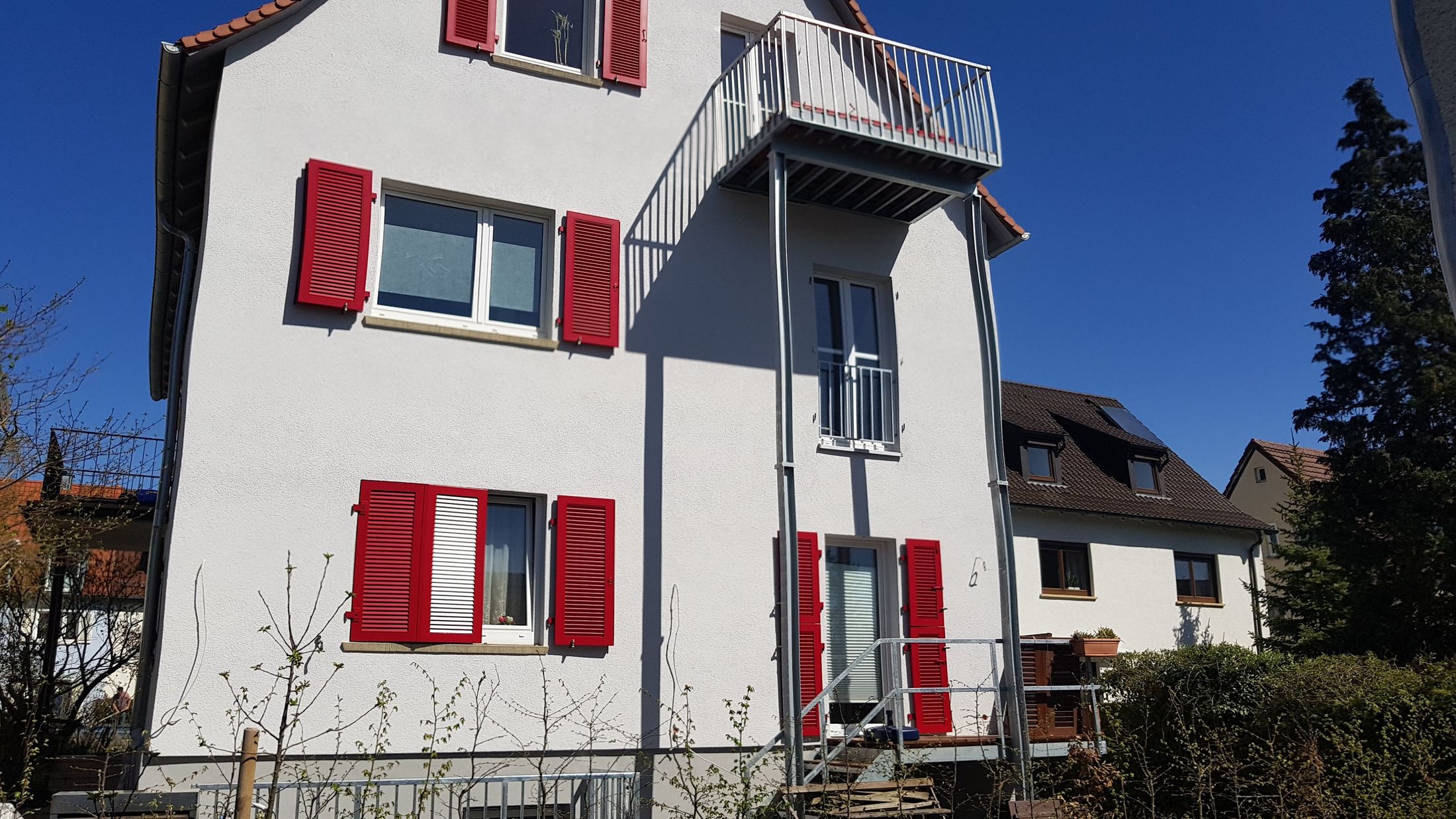 Balkon und Treppengeländer an sanierter Fassade