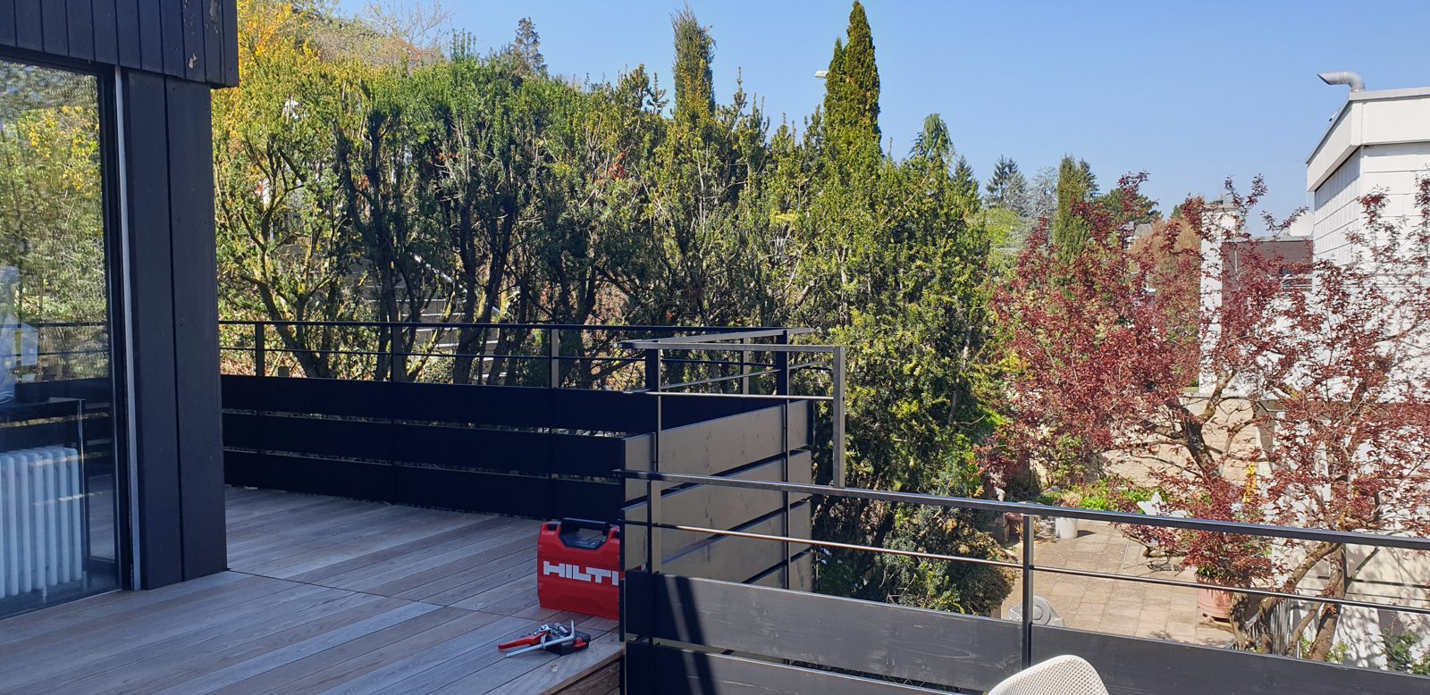 Terrasse mit schwarzem Steckgeländer