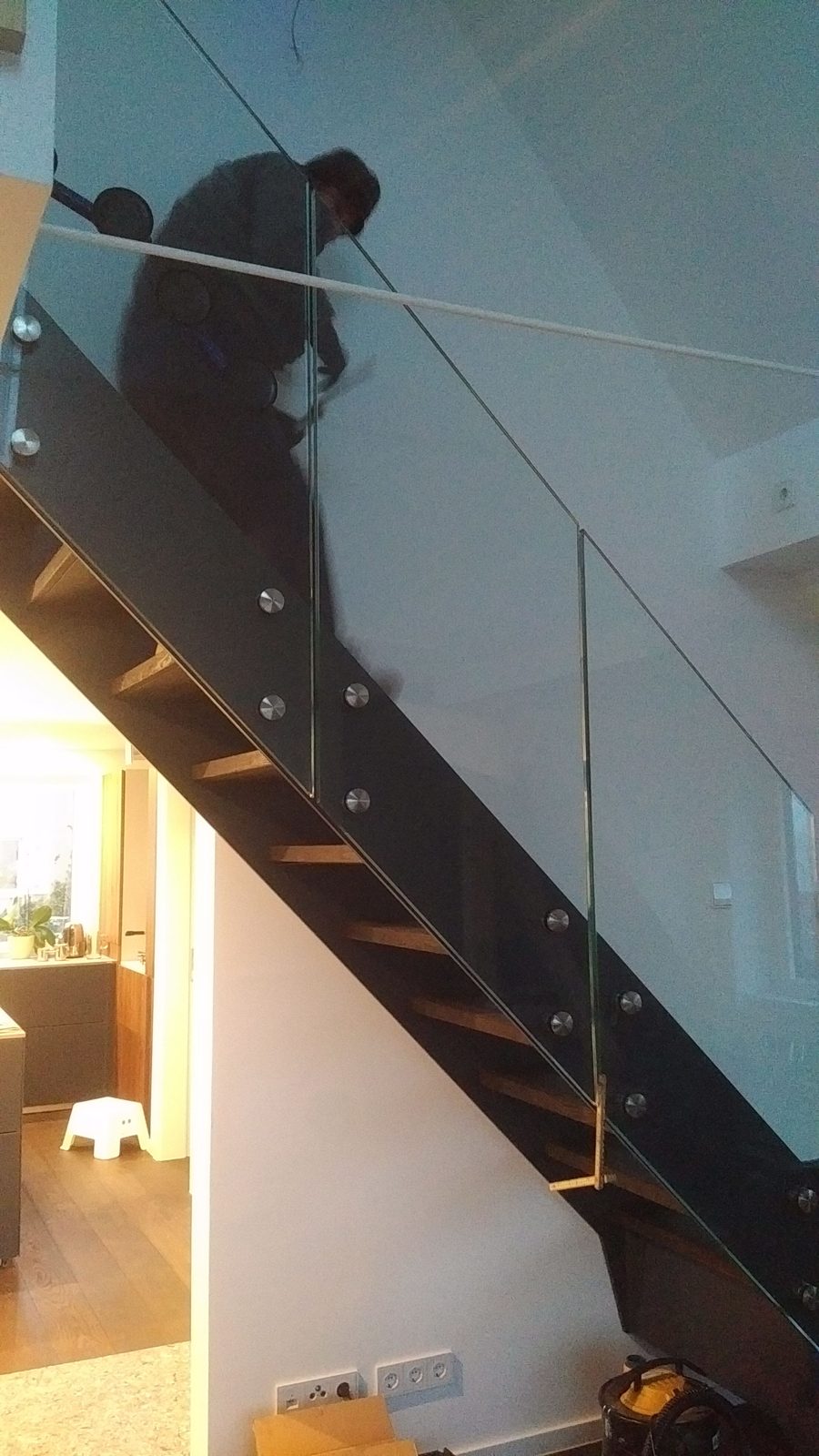 Galerietreppe mit Punkthaltern