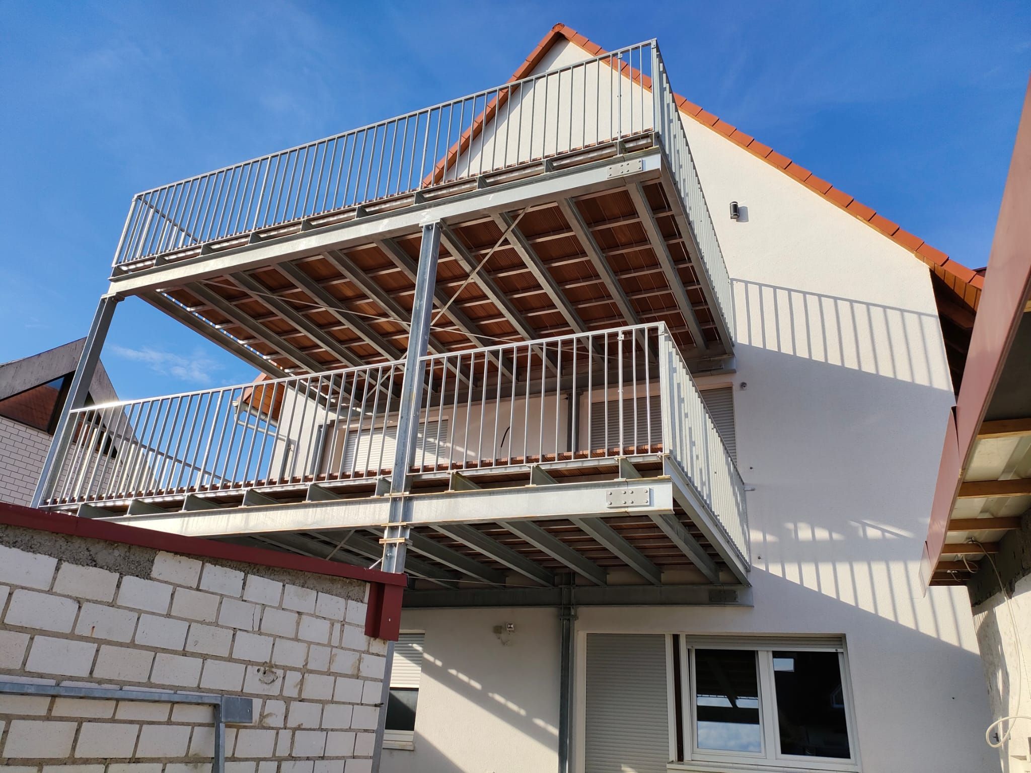 Doppelbalkon auf Stahlstützen