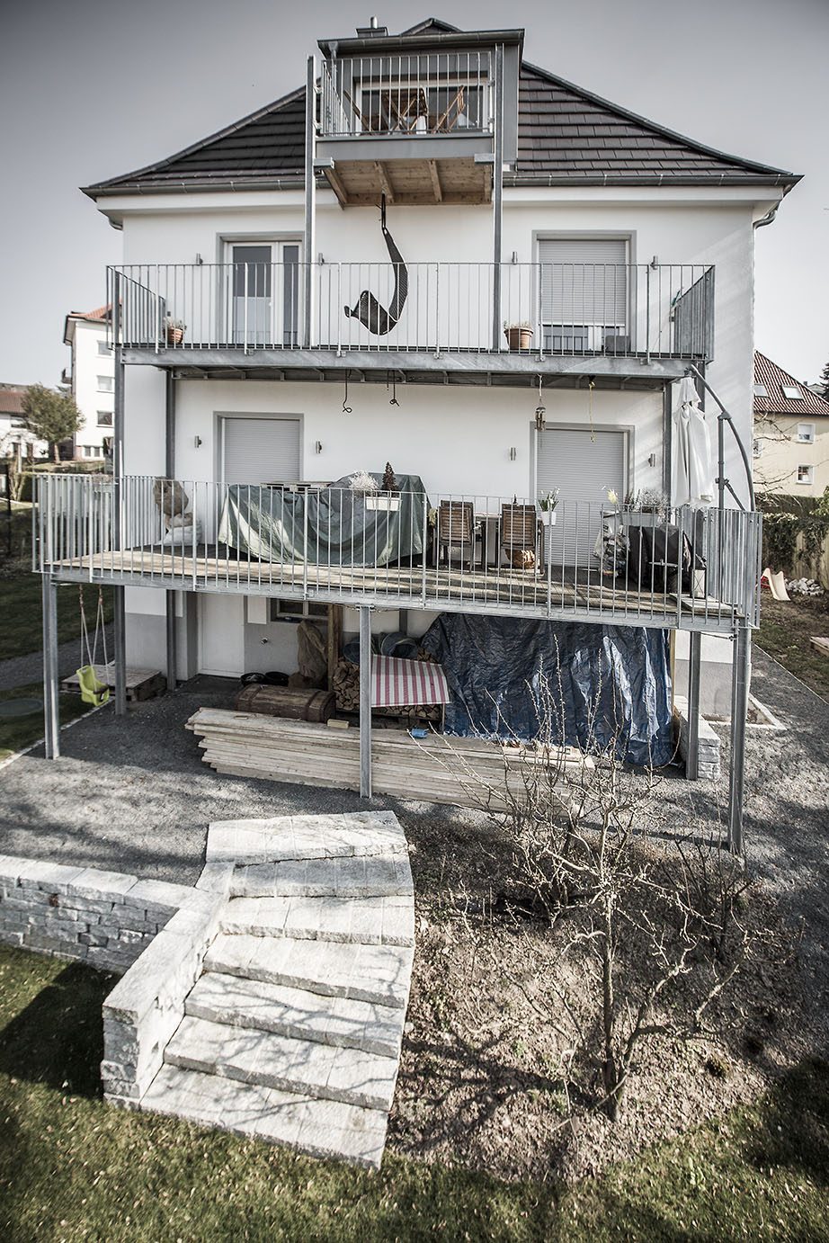Dreistöckiger Stahlbalkon