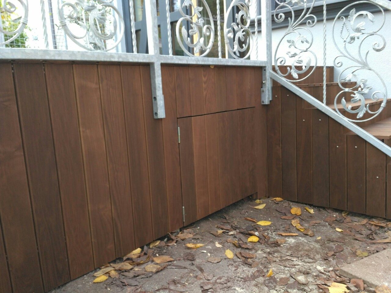 Terrasse mit schmiedeeisernem Geländer