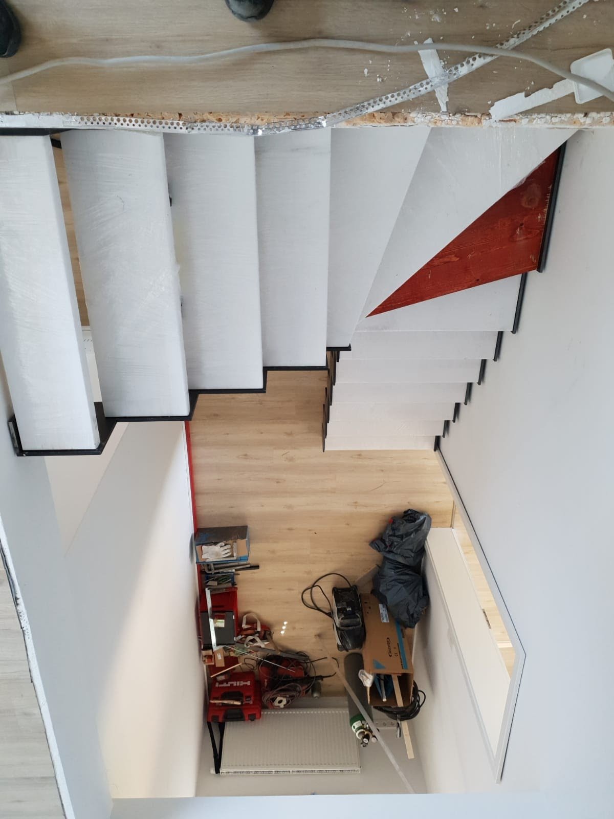 Gewendelte Treppe von oben mit schwarzem Diamant-Geländer