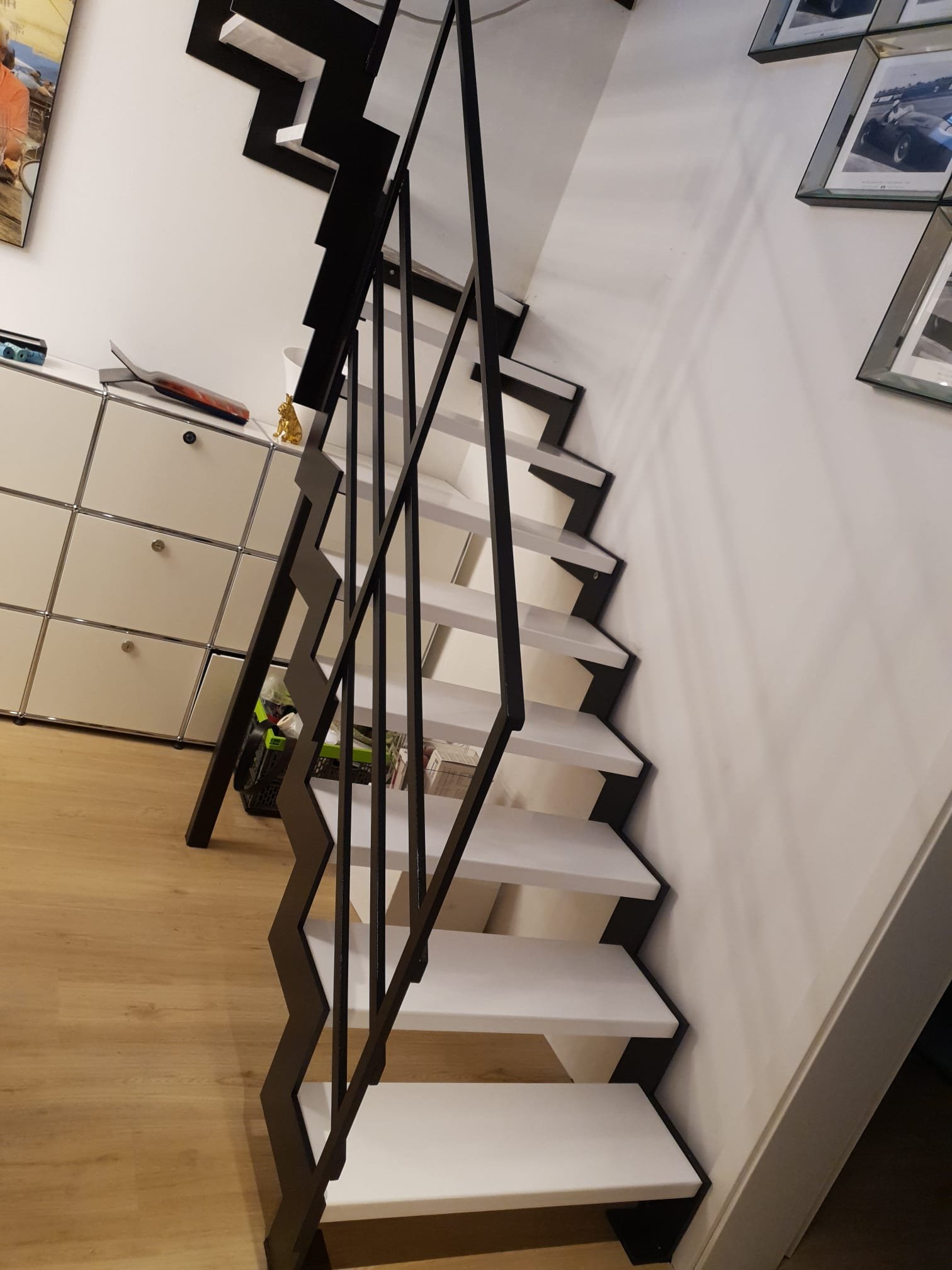 Die komplette gewendelte Treppe, schwarz und weiß