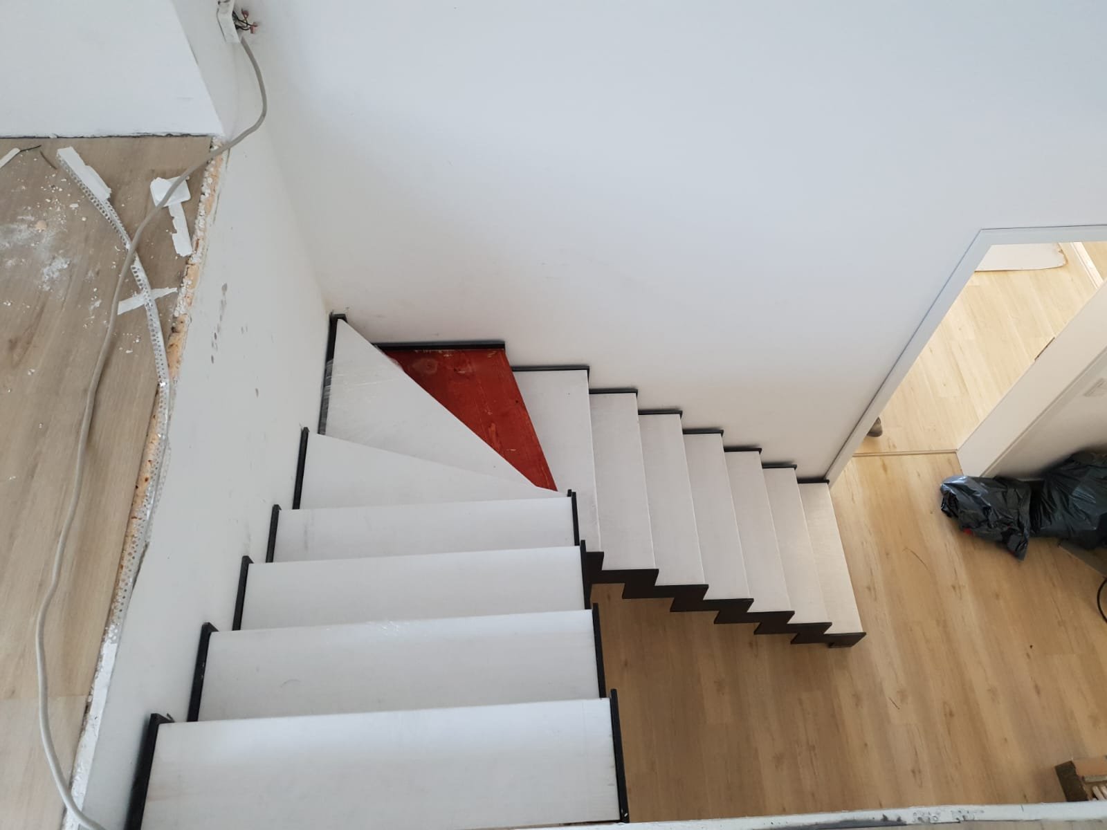 Blick die Treppe hinunter im eingerichteten Haus