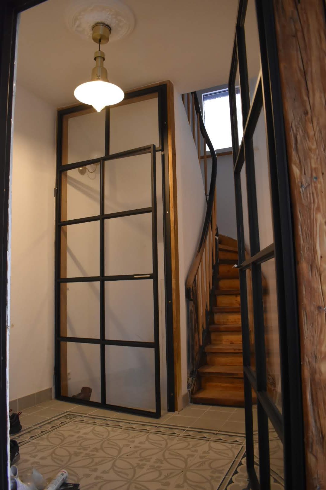 Treppenhaus mit Stahl-Glastür im Loft-Stil
