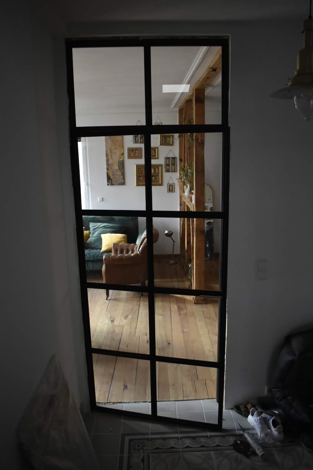 Raumhohe geöffnete Glastür