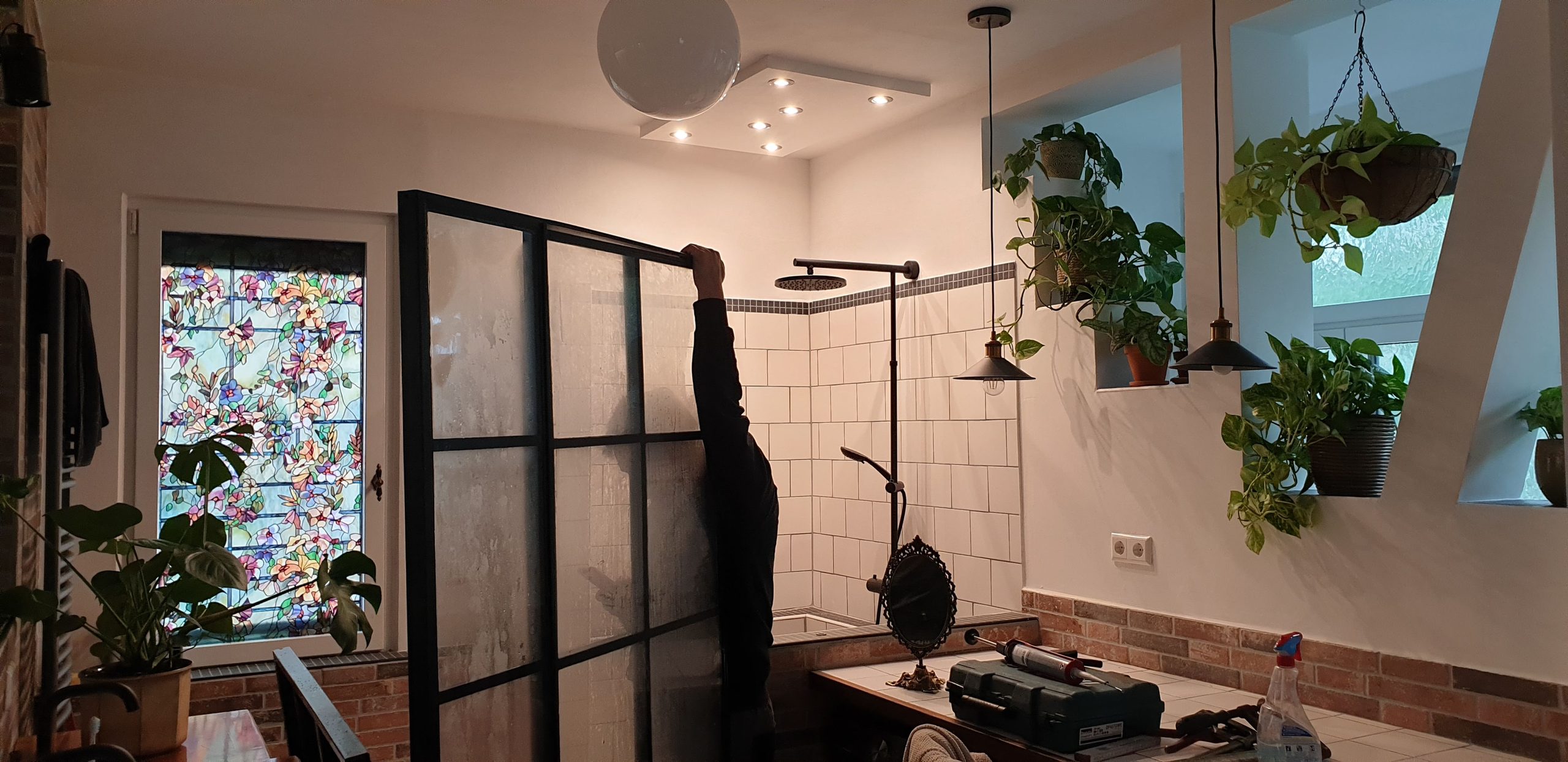 Badezimmer hinter Fachwerk und Glas