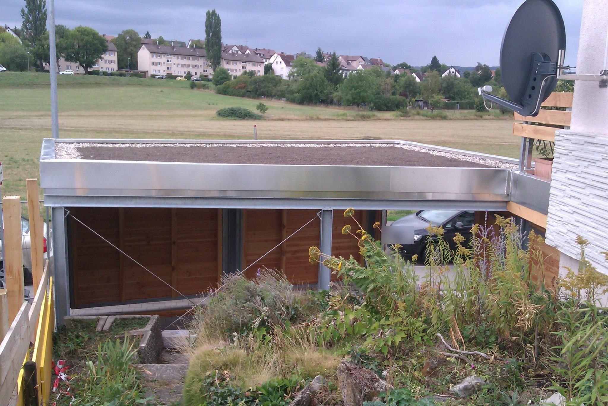 Carport in Stahl und Holz mit Gründach