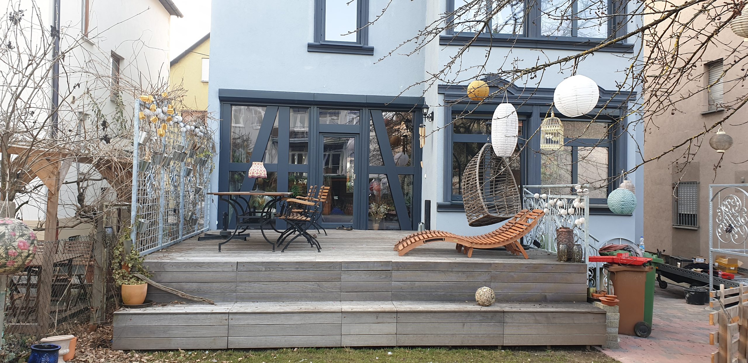 Terrasse mit Schmiede-Geländer und Holzdeck