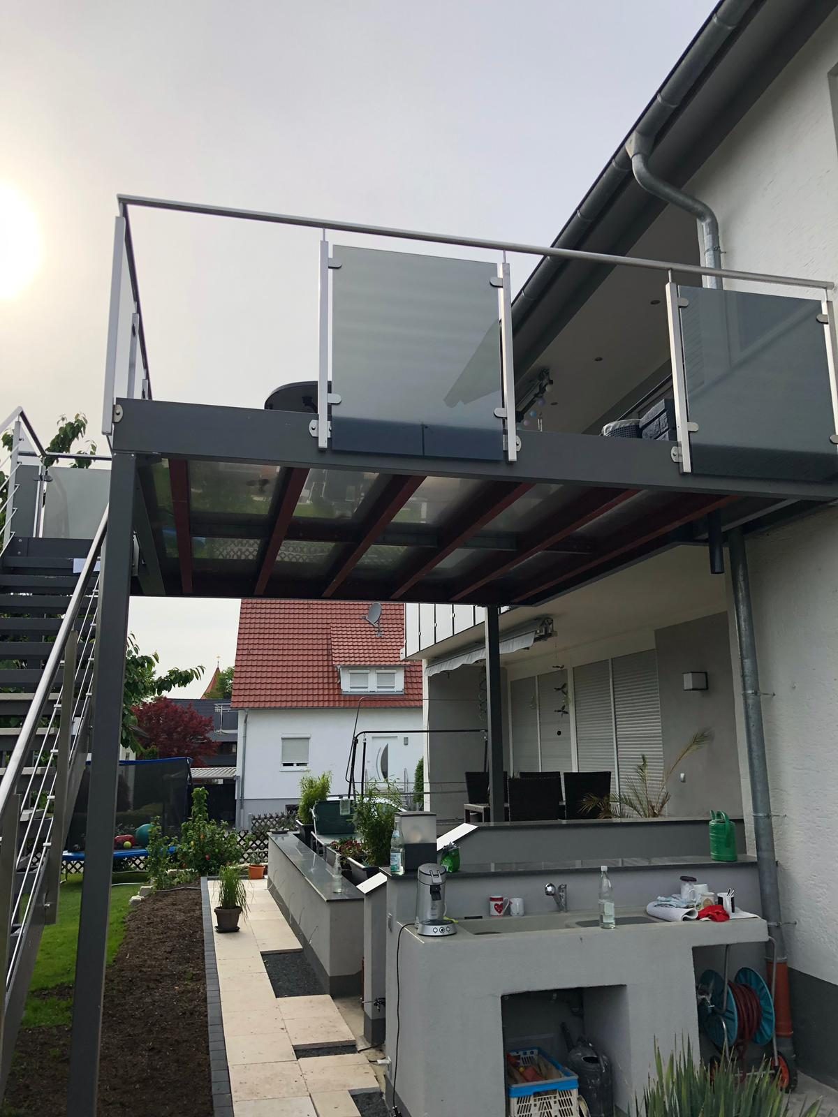 Balkon mit dunklem Glasgeländer