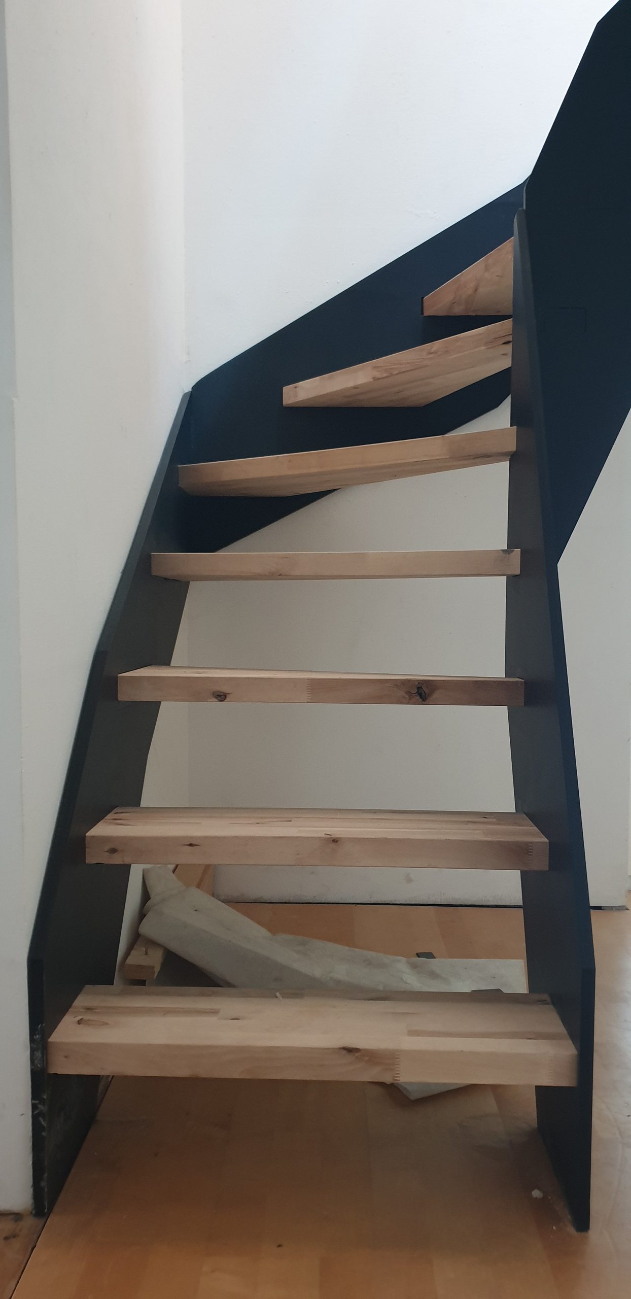 Unteransicht der schwarzen Wange mit gesteckten Holzstufen