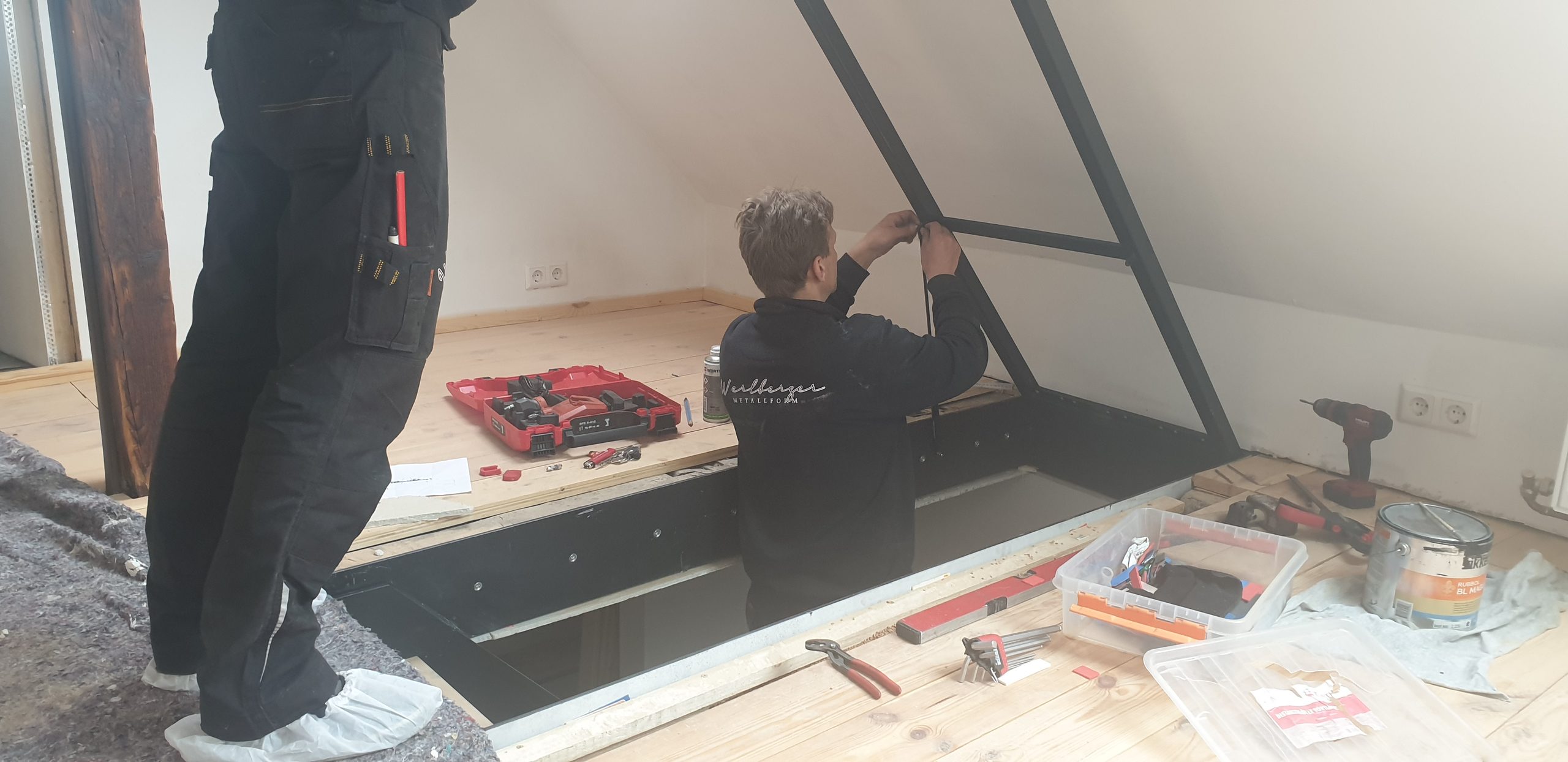 Montage der Klappe im Dachboden