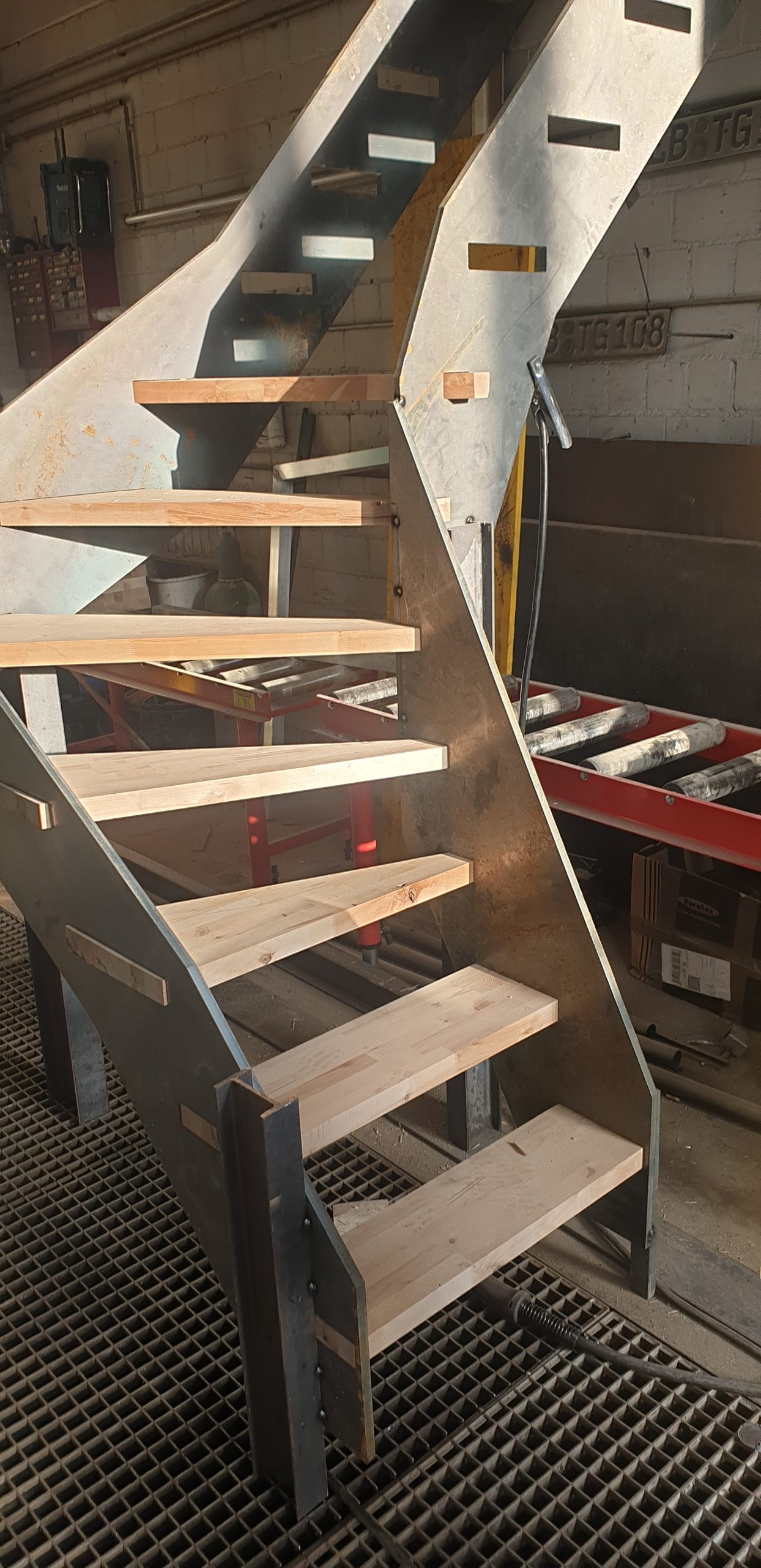 Vormontage der Treppe in der Werkstatt