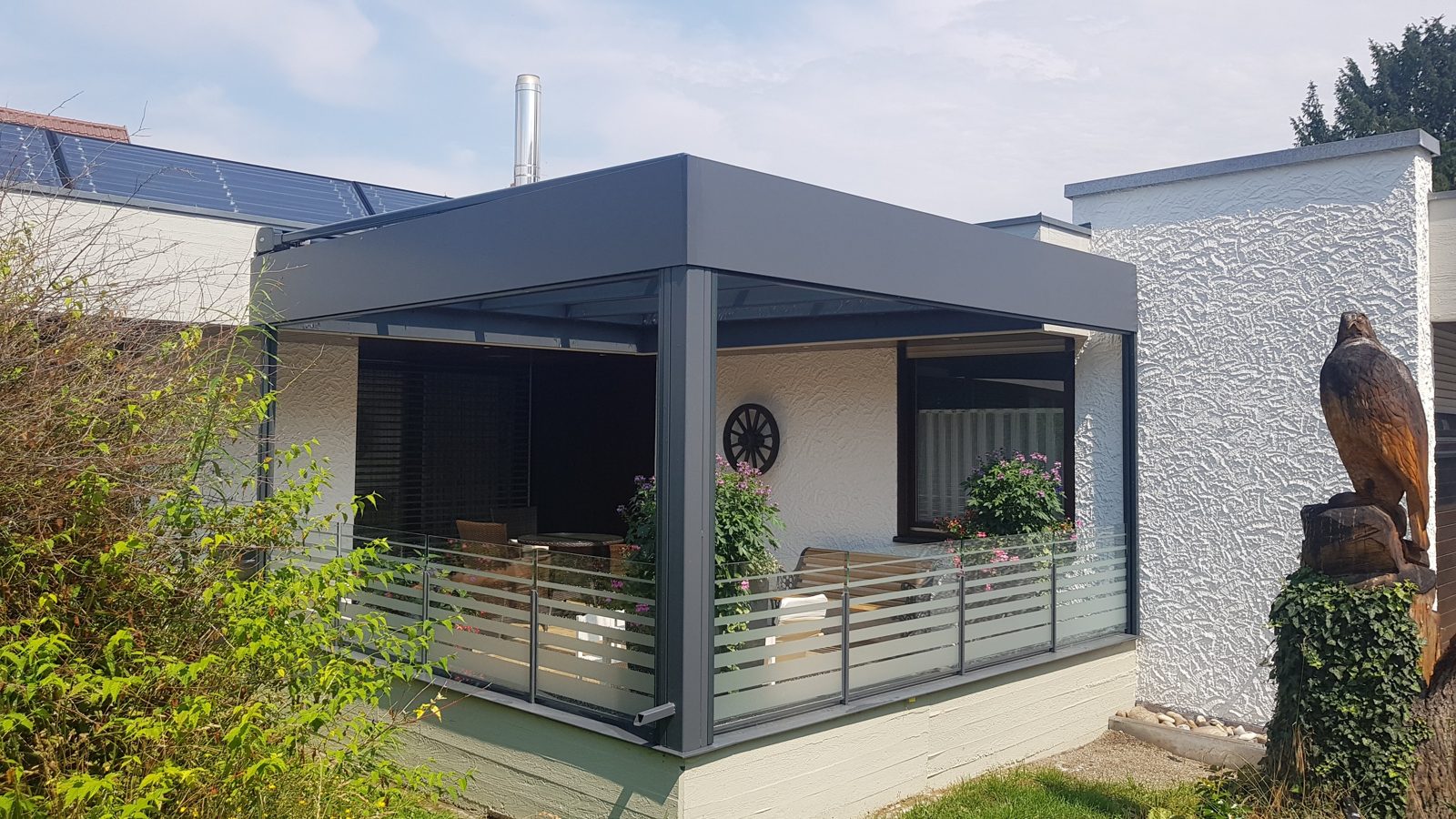 Terrassenüberdachung mit Milchglasgeländer