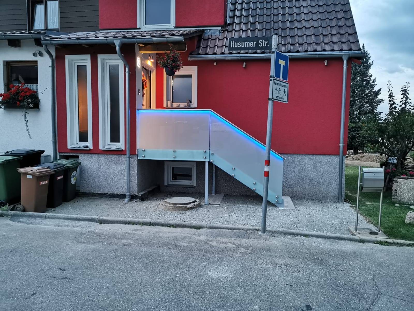 Außentreppe mit Milchglasgeländer
